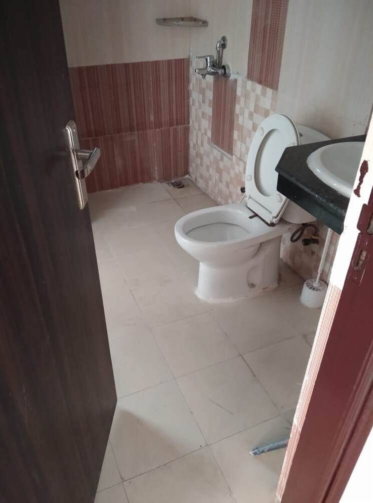 Bathroom, nimbus-the-hyde-park 2 Bedroom 915 Sq.Ft. Apartment In Sector 78 Noida 9327201