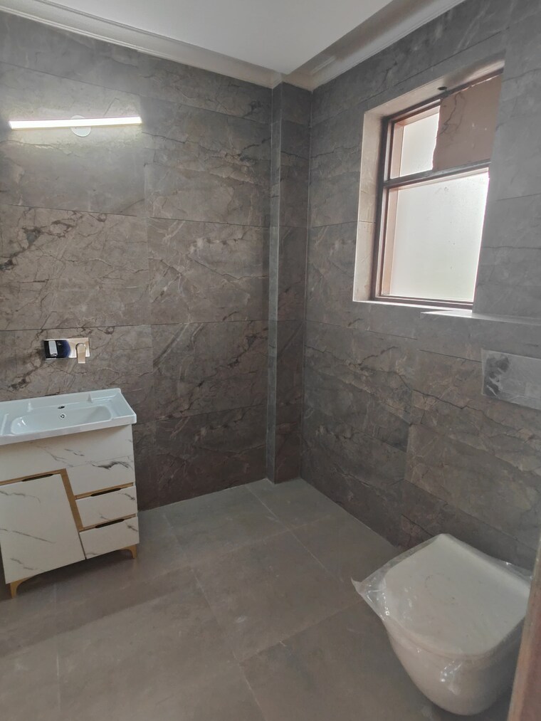 Bathroom, green fields colony 4 Bedroom 4051 Sq.Ft. Builder Floor In Green Fields Colony Faridabad 9327355