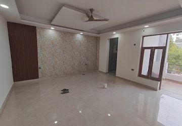 Room in 4 BHK Builder Floor at Green Fields Colony – for Sale
