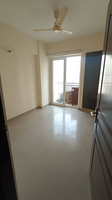 Room in 2 BHK Apartment at Sethi Max Royal, Sector 76 – for Rent