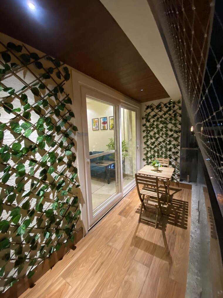 Balcony, lake gardens 4 Bedroom 1400 Sq.Ft. Builder Floor In Lake Gardens Kolkata 9327497