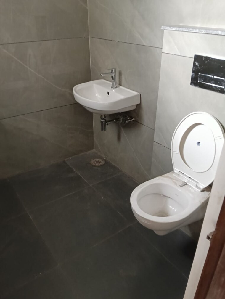 Bathroom, pir machalla 3 Bedroom 1250 Sq.Ft. Apartment In Pir Machalla Zirakpur 9327503