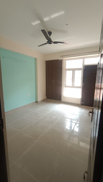 Room in 2 BHK Apartment at Supertech Cape Town, Sector 74 – for Rent
