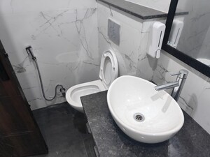 Team Area in 4 BHK Apartment at Sector 33a Noida – for Rent