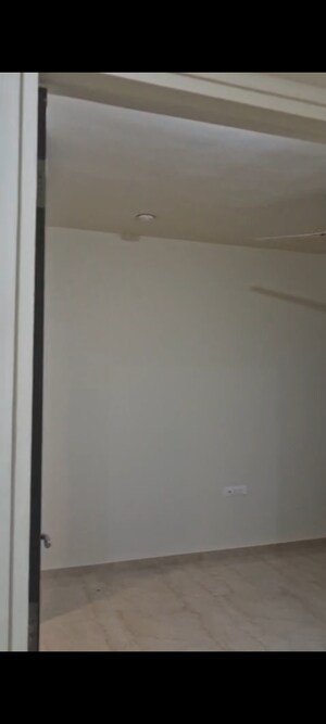 Room in 3 BHK Apartment at Lodha Sterling, Kolshet Road – for Rent