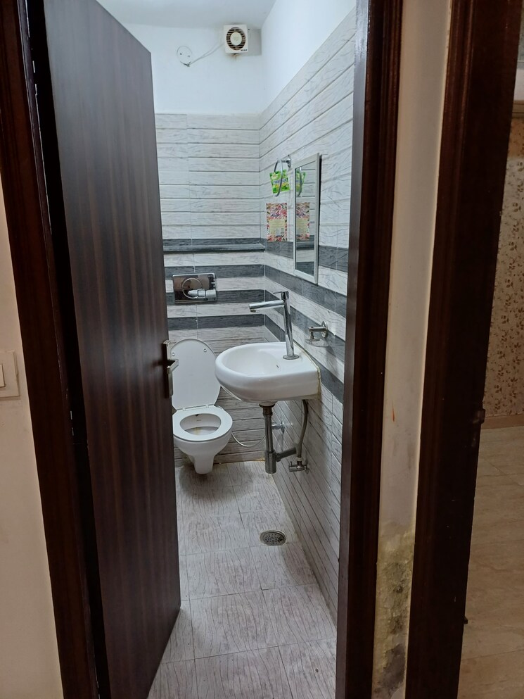 Bathroom, aura-homes 3 Bedroom 1800 Sq.Ft. Apartment In Patiala Road Zirakpur 9328235
