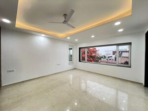 Room in 4 BHK Apartment at Kailash Hills – for Rent