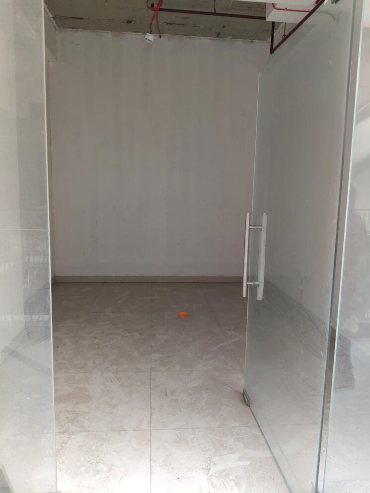Bathroom, sun-twilight Commercial Shop 260 Sq.Ft. In Sector 27 Yamuna Expressway Greater Noida 9328310