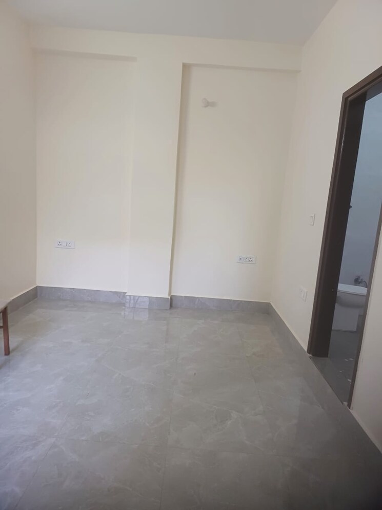 Room, chattarpur 1.5 Bedroom 500 Sq.Ft. Apartment In Chattarpur Delhi 9313892