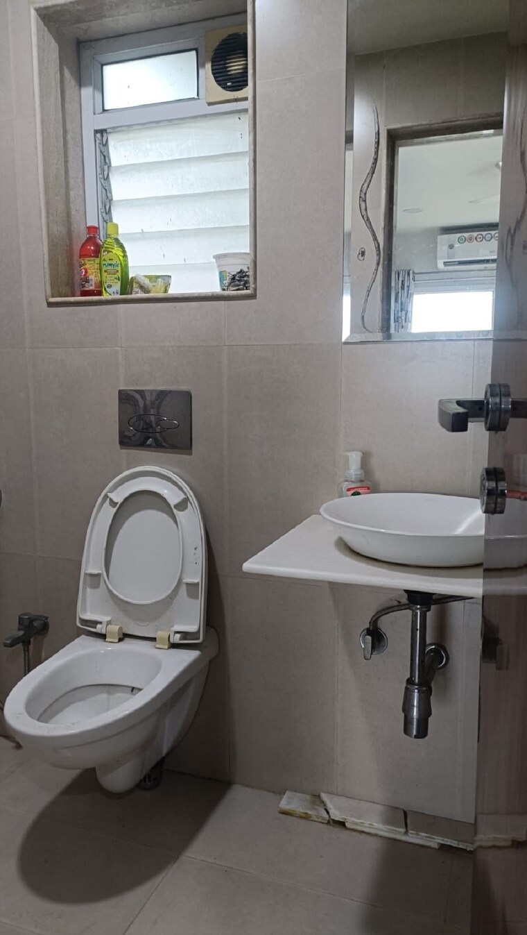 Bathroom, santacruz west 3 Bedroom 1200 Sq.Ft. Apartment In Santacruz West Mumbai 9328422