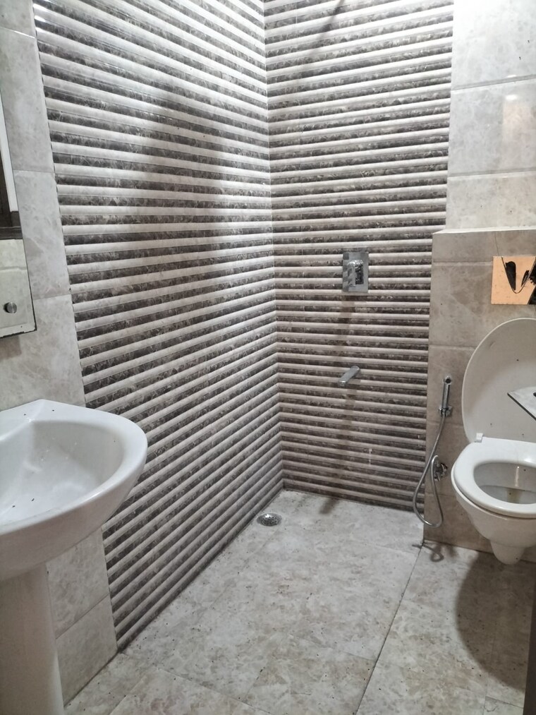 Bathroom, east of kailash 3 Bedroom 160 Sq.Yd. Builder Floor In East Of Kailash Delhi 9328504