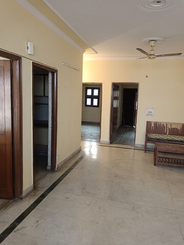 Building Lobby in 2 BHK Villa at RWA Apartments Sector 41, Sector 41 – for Rent