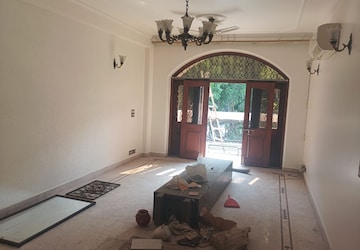 Room in 3 BHK Builder Floor at Shalimar Nest, Vasant Kunj – for Rent