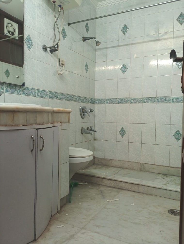 Bathroom, shalimar-nest 3 Bedroom 230 Sq.Yd. Builder Floor In Vasant Kunj Delhi 9328677