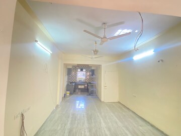 Room in 2 BHK Apartment at Mahim East – for Rent