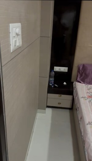 Room in 2 BHK Apartment at Crescent Landmark, Andheri East – for Rent