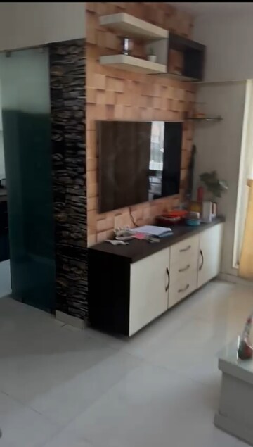 Room in 2 BHK Apartment at Crescent Landmark, Andheri East – for Rent