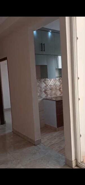 Room in 2.5 BHK Apartment at Amrapali Golf Homes, Sector 4 Greater Noida – for Rent