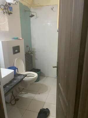 Bathroom in 2.5 BHK Apartment at Amrapali Golf Homes, Sector 4 Greater Noida – for Rent