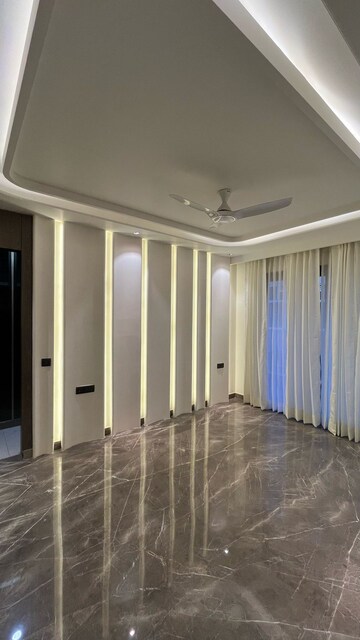 Building Lobby in 4 BHK Builder Floor at Ansal API Esencia, Sector 67 – for Sale