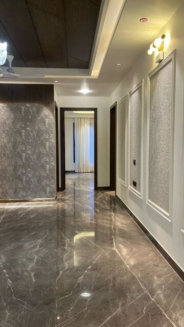 Building Lobby in 4 BHK Builder Floor at Ansal API Esencia, Sector 67 – for Sale