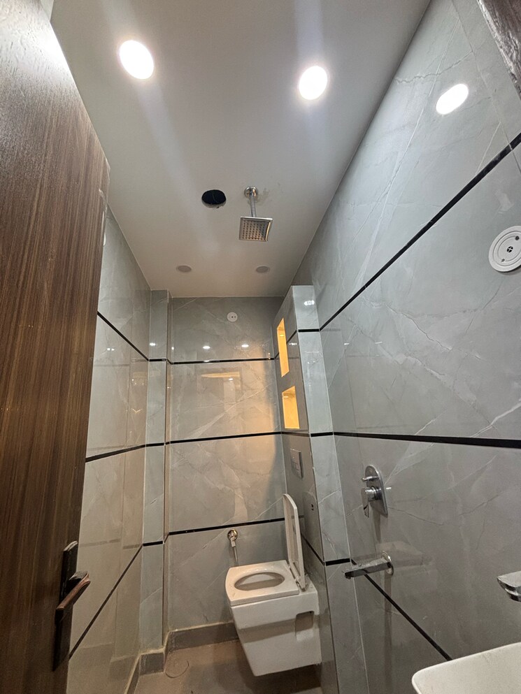 Bathroom, dwarka mor 3 Bedroom 1050 Sq.Ft. Builder Floor In Dwarka Mor Delhi 9329542