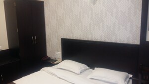 Bedroom in 5 BHK Apartment at Mahmoorganj – for Sale