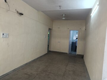 Room in 3.5 BHK Apartment at Mayur Vihar – for Rent