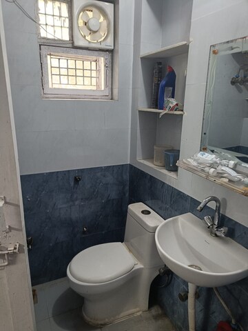 Attached Bathroom in 3.5 BHK Apartment at Mayur Vihar – for Rent