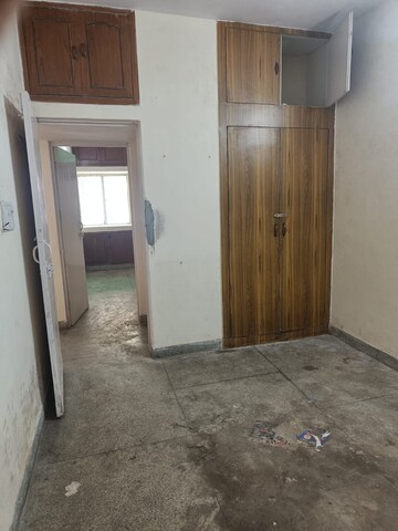 Room in 3.5 BHK Apartment at Mayur Vihar – for Rent