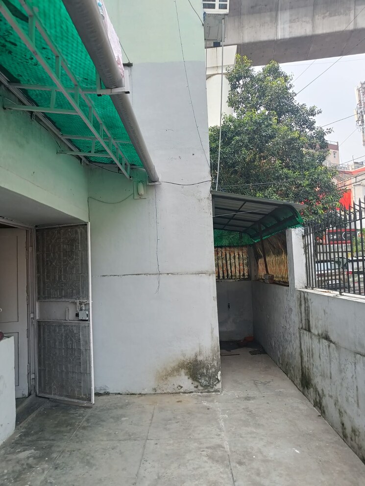 Exterior View, mayur vihar 3.5 Bedroom 1450 Sq.Ft. Apartment In Mayur Vihar Delhi 9329830