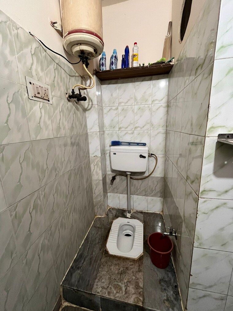 Bathroom, pandav nagar 2.5 Bedroom 470 Sq.Ft. Builder Floor In Pandav Nagar Delhi 9329902