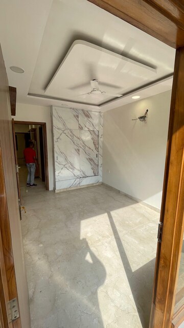 Room in 6+ BHK Independent House at Shalimar Bagh – for Sale