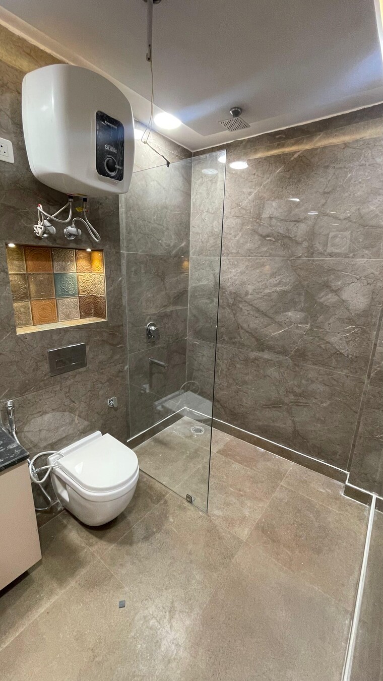 Bathroom, shalimar bagh 6+ Bedroom 1000 Sq.Ft. Independent House In Shalimar Bagh Delhi 9329951