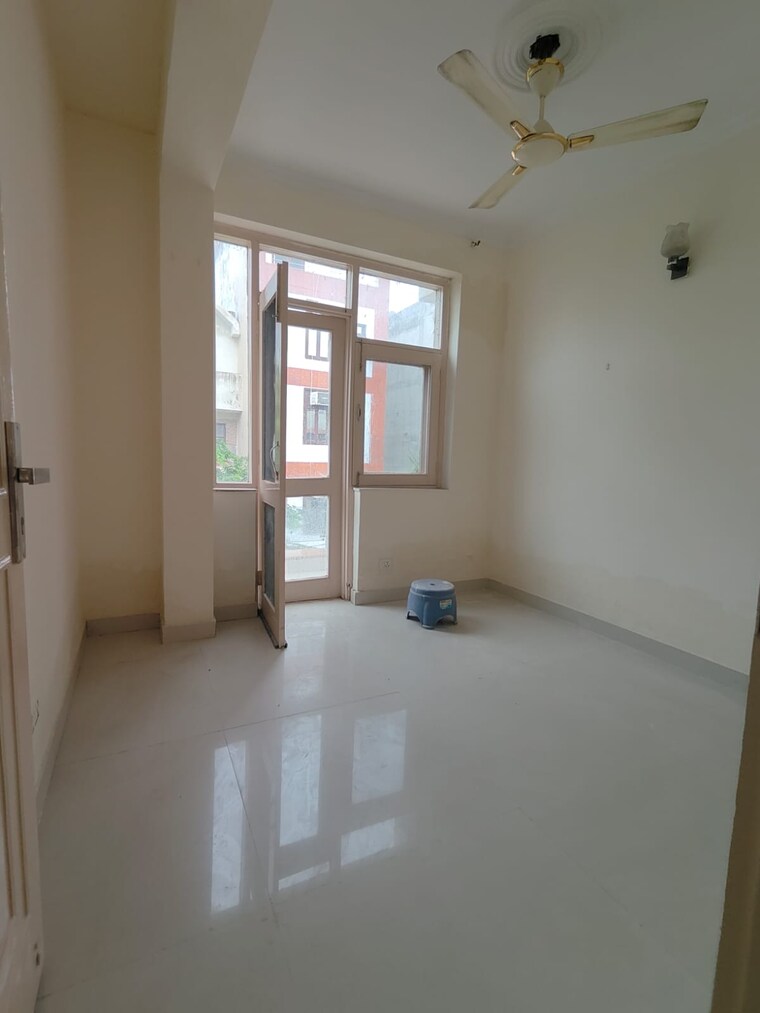 Room, pitampura 6+ Bedroom 1000 Sq.Ft. Independent House In Pitampura Delhi 9329955
