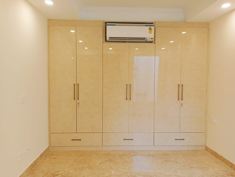 Room, greater kailash i 4 Bedroom 2700 Sq.Ft. Builder Floor In Greater Kailash I Delhi 9329959