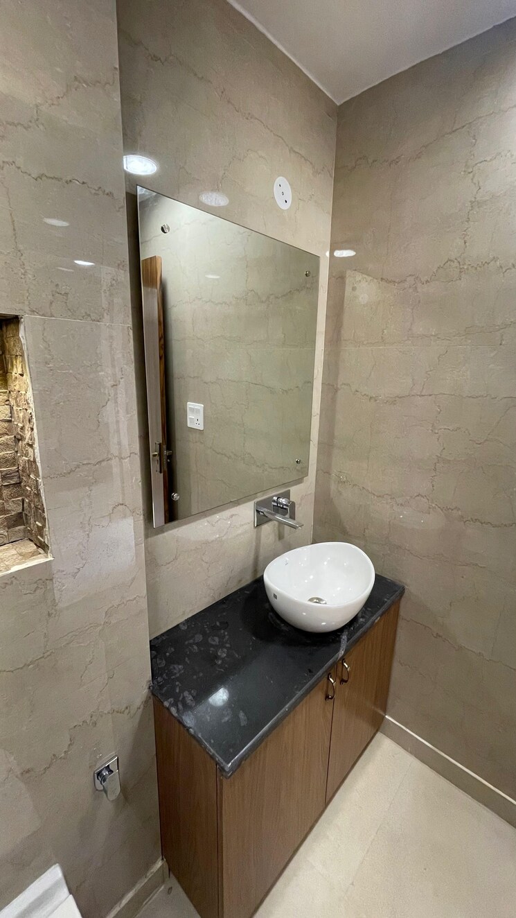 Bathroom, shalimar bagh 6+ Bedroom 1000 Sq.Ft. Independent House In Shalimar Bagh Delhi 9329958