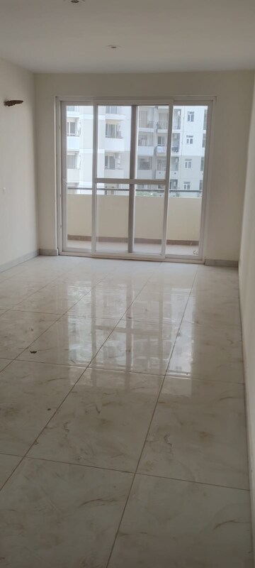 Room in 4 BHK Apartment at Vip Road – for Sale