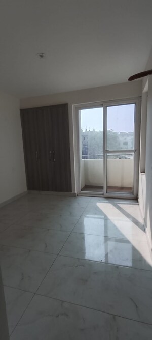Room in 4 BHK Apartment at Vip Road – for Sale