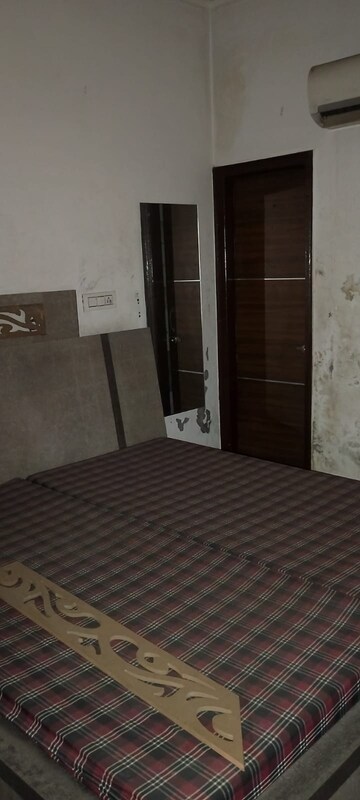 Bathroom in 6 BHK Independent House at Ghazipur – for Sale