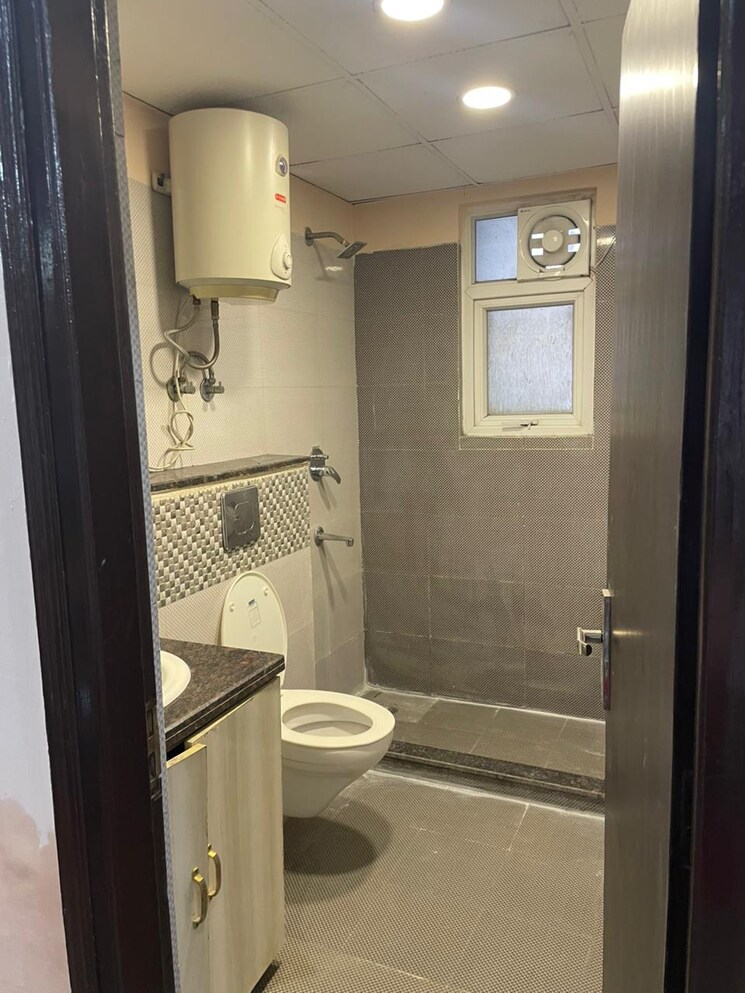 Bathroom, nk-sharma-savitry-greens 3 Bedroom 1735 Sq.Ft. Apartment In Lohgarh Zirakpur 9330038