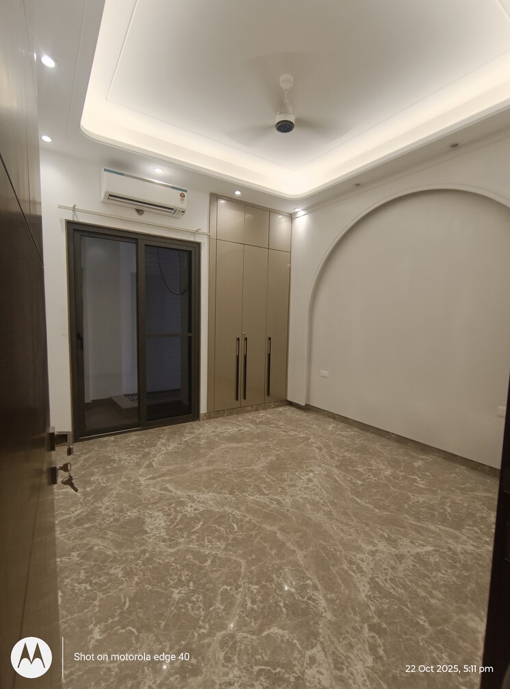 Room, shivalik colony 3 Bedroom 200 Sq.Yd. Builder Floor In Shivalik Colony Delhi 9330084