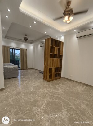 Room in 3 BHK Builder Floor at Shivalik Colony – for Rent