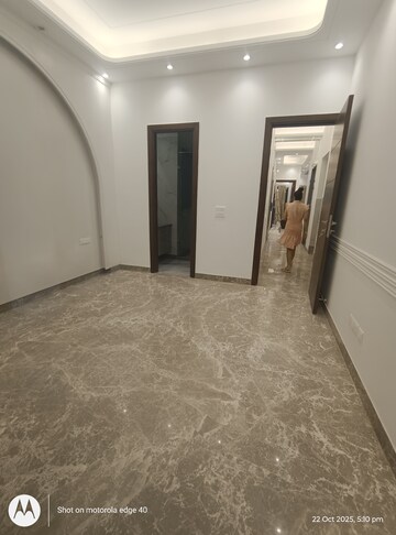 Room in 3 BHK Builder Floor at Shivalik Colony – for Rent