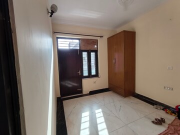Room in 3 BHK Builder Floor at Tanvi villa, Sector 45 – for Rent