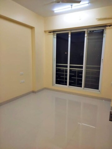 Room in 2 BHK Apartment at Seven Bungalow, Andheri West – for Rent