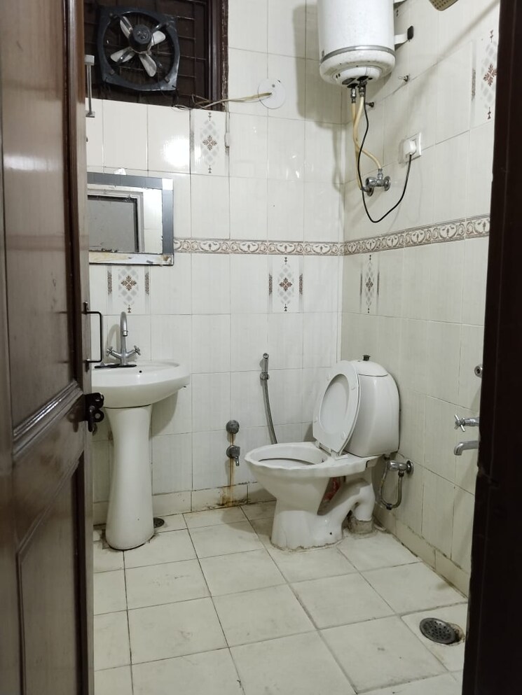 Bathroom, malviya nagar 2 Bedroom 1000 Sq.Ft. Builder Floor In Malviya Nagar Delhi 9330171