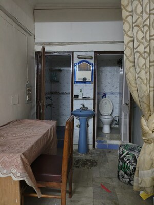 Parking in 2 BHK Builder Floor at Malviya Nagar – for Rent