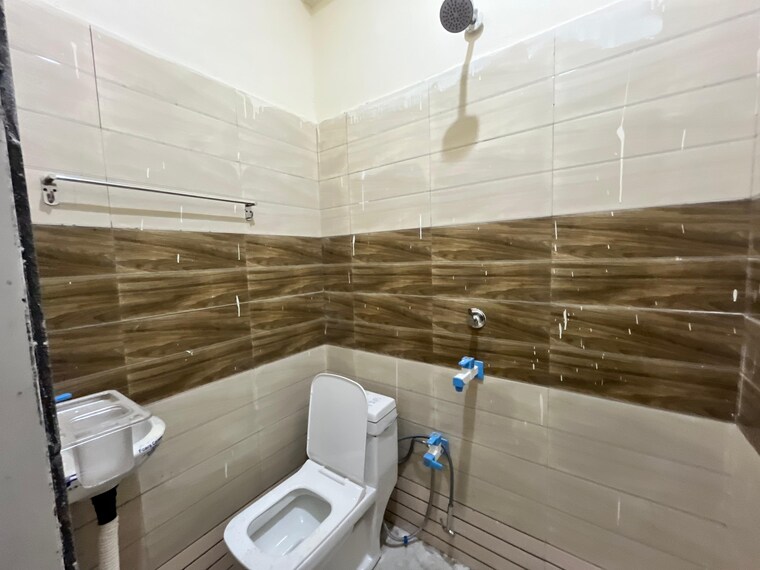 Bathroom, nagla nagli Pg For Boys & Girls In Nagla Nagli 9330197