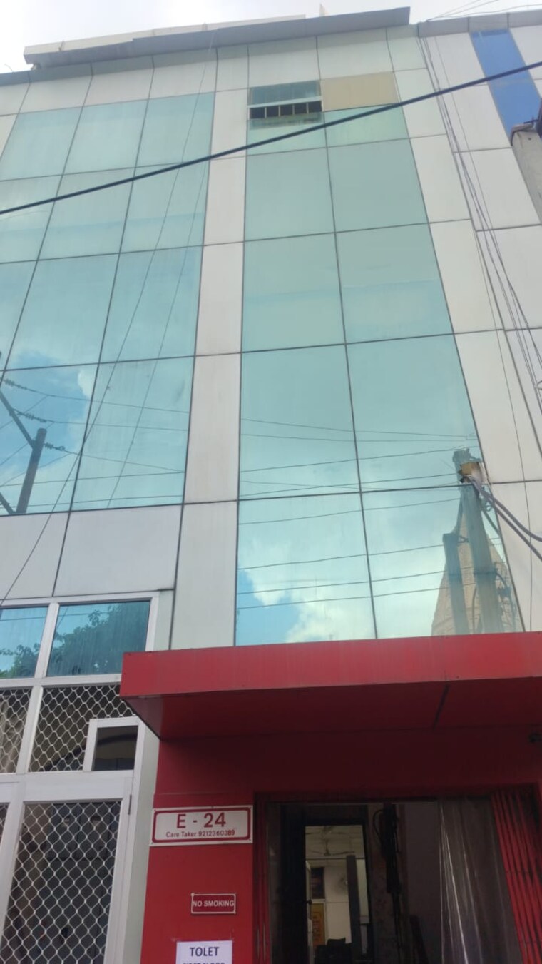 Balcony, sector 16 Commercial Office Space 600 Sq.Ft. In Sector 16 Noida 9330199